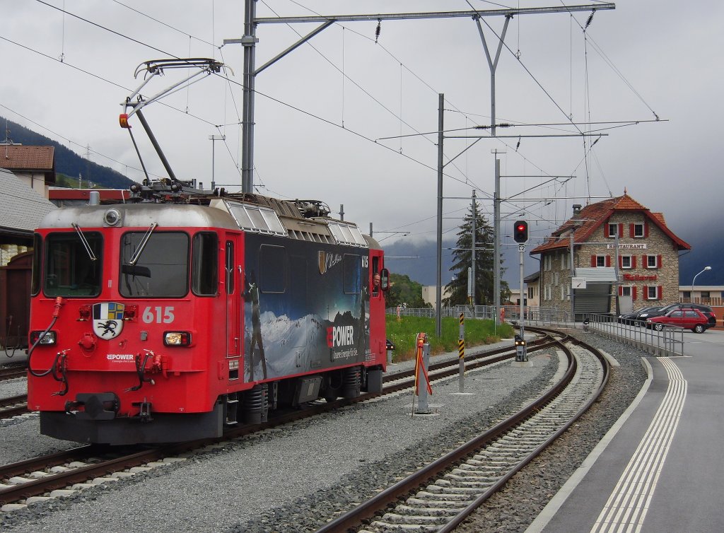 Nachdem Ge 4/4 II 615 „Klosters“ die Wagen des RegioExpress in den Ziel- und zugleich Endbahnhof Scuol-Tarasp gezogen hatte, wurde die Lok abgekuppelt, um die auf dem zweiten Gleis bereitgestellten Gterwagen zu holen und an die Wagen des RegioExpress zu schieben (30.05.2013).