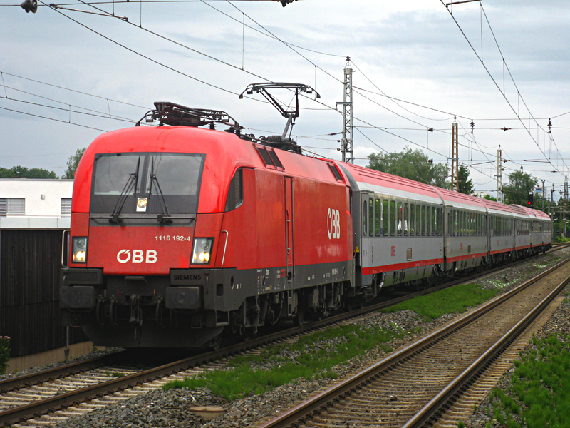 Nachdem der geschobene Bauzug vorbei fuhr, wartete ich noch auf den EN 246 um zu sehen, ob was interessantes dabei ist aber dem war nicht so. Hier mit der 1116 192 in Lauterach.