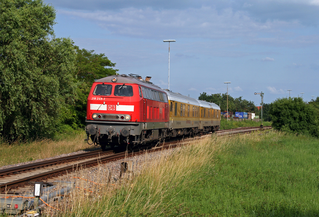 Nachdem in Graben-Neudorf die Fahrtrichtung gewechselt wurde, ging es fr die Fuhre auf die Nebenbahn nach Germersheim. Die Aufnahme zeigt 218 249 am 22. Juni 2010 mit dem NbZ 94255 in Philippsburg (Baden).
