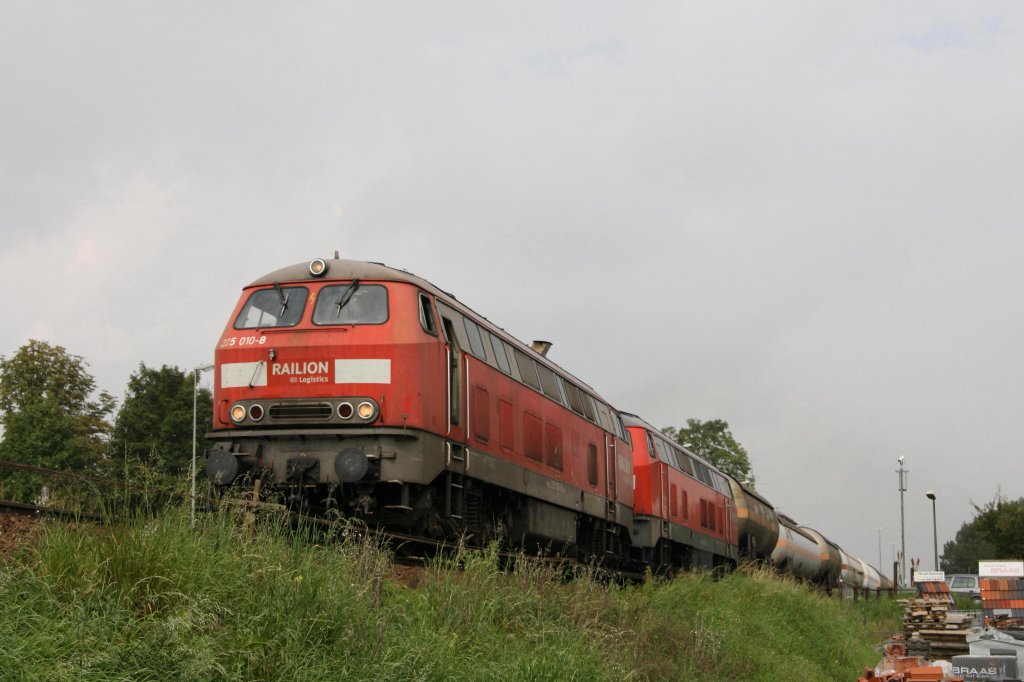 Nachdem die Gterzge auf der KBS 940 wieder rollen, konnte 225 010-8 mit einer Schwesterlok am Gaskesselzug nach Mnchen fotografiert werden. Hrlkofen, 04.09.10