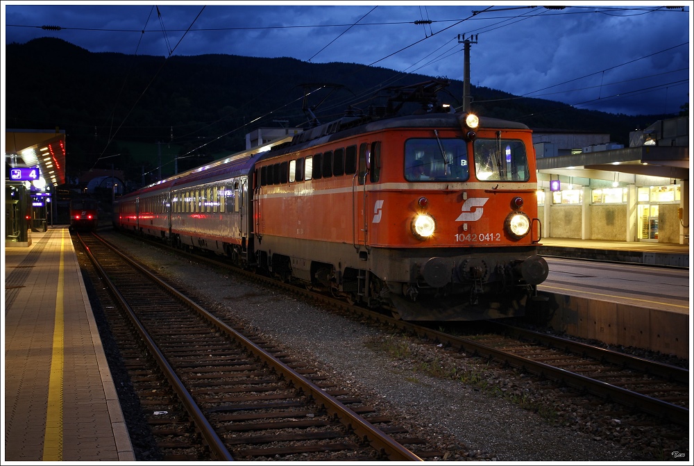 Nachdem heute ja der letzte Tag der BR 1042 sein soll, hier noch ein Bild der 1042 041, welche am 9.9.2010 den IC 602 von Graz nach Linz zog.
Leoben 9.9.2010