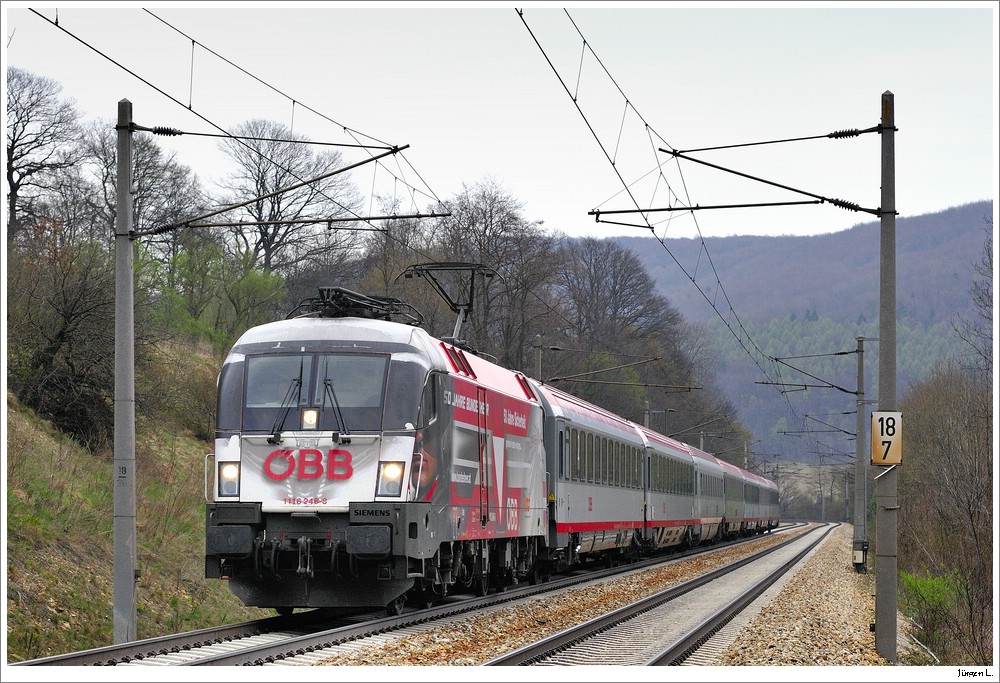 Nachdem hier alle schon von Defolierung sprechen, gab ich mir trotz Trbwetter halt auch noch mal die Ehre. 1116.246 (Bundesheer) beim ES in Tullnerbach-Pressbaum, OIC860, 10.4.2010.