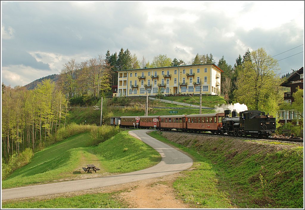 Nachdem ich die 52er in Korneuburg fotografierte, wendete ich mich zur Mariazellerbahn. In Winterbach wartete ich auf etwas verspteten R 19920 aus Mariazell. Die Mh.6 (399.06) brachte den aus berraschend nur 4 Waggons bestehenden Panormic 760 nach Ober Grafendorf.