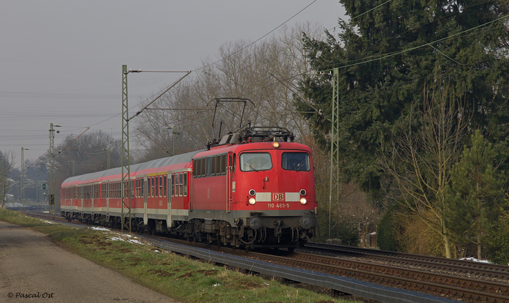Nachdem ich gestern bereits ein Bild von IRE 3270 mit 110 483-5 eingestellt hatte und mit dem Ergebnis eher unzufrieden war, ging es heute nochmals nach Wernau. Bei besserem Wetter gelang mir dann diese Aufnahme.
