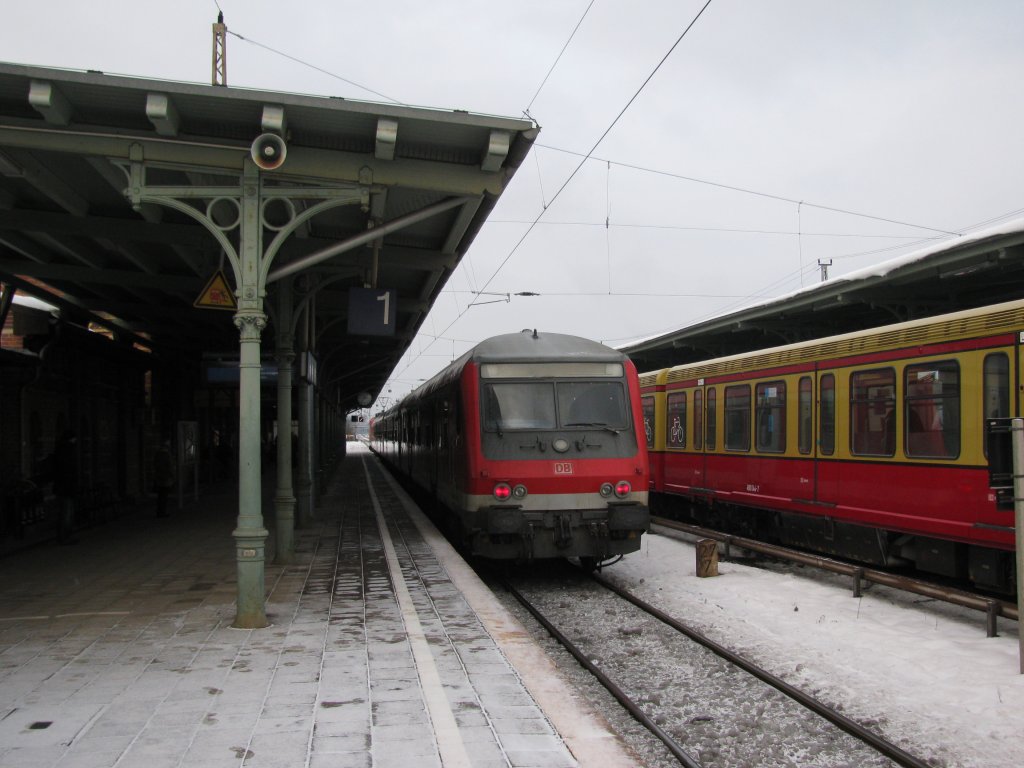 Nachdem ich die Mitfahrt leider geniessen musste, bin ich schnell raus um die vor einigen Jahren alltgliche Begebenheit in Knigs Wusterhausen bildlich festzuhalten. RB 14 mit N-Wagenersatzgarnitur nach Nauen am 21.01.