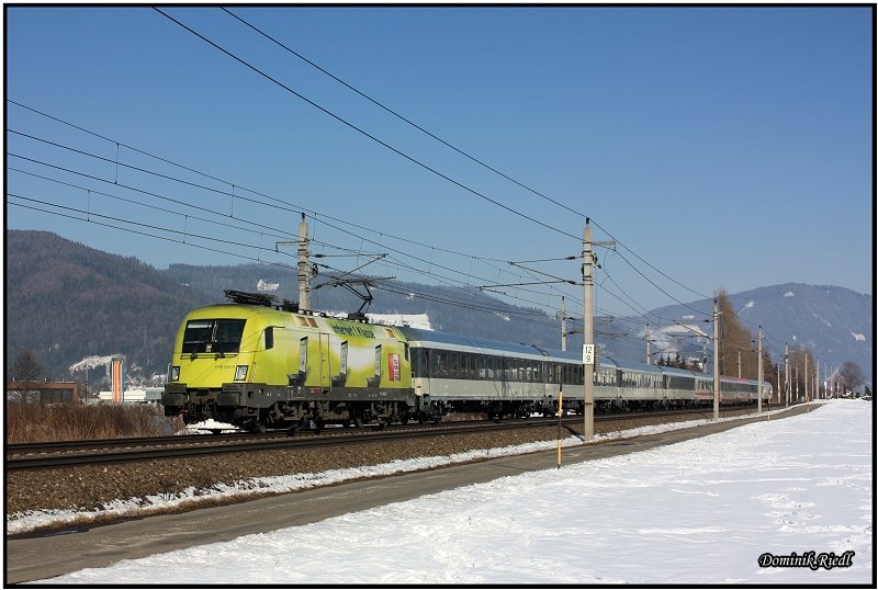Nachdem ich schon fast 2 Monate kein Eisenbahnfoto mehr geknipst habe, zog ich am Dienstag in den Semesterferien los um die 1116 033 (Telekom Austria) mit dem IC 518 nahe Niklasdorf bildlich fest zu halten. 16.02.2010