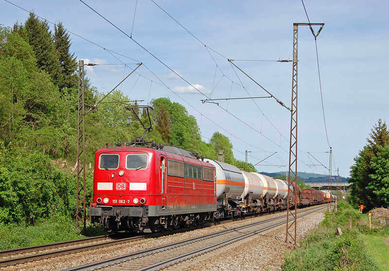 Nachdem ich schon lange keine 151 mehr vor die Linse bekommen habe, begegnete mir am 11. Mai 2012 die verkehrsrot gl�nzende 151 062-7 mit einem gemischten G�terzug bei G�ppingen auf der Fahrt Richtung Stuttgart.