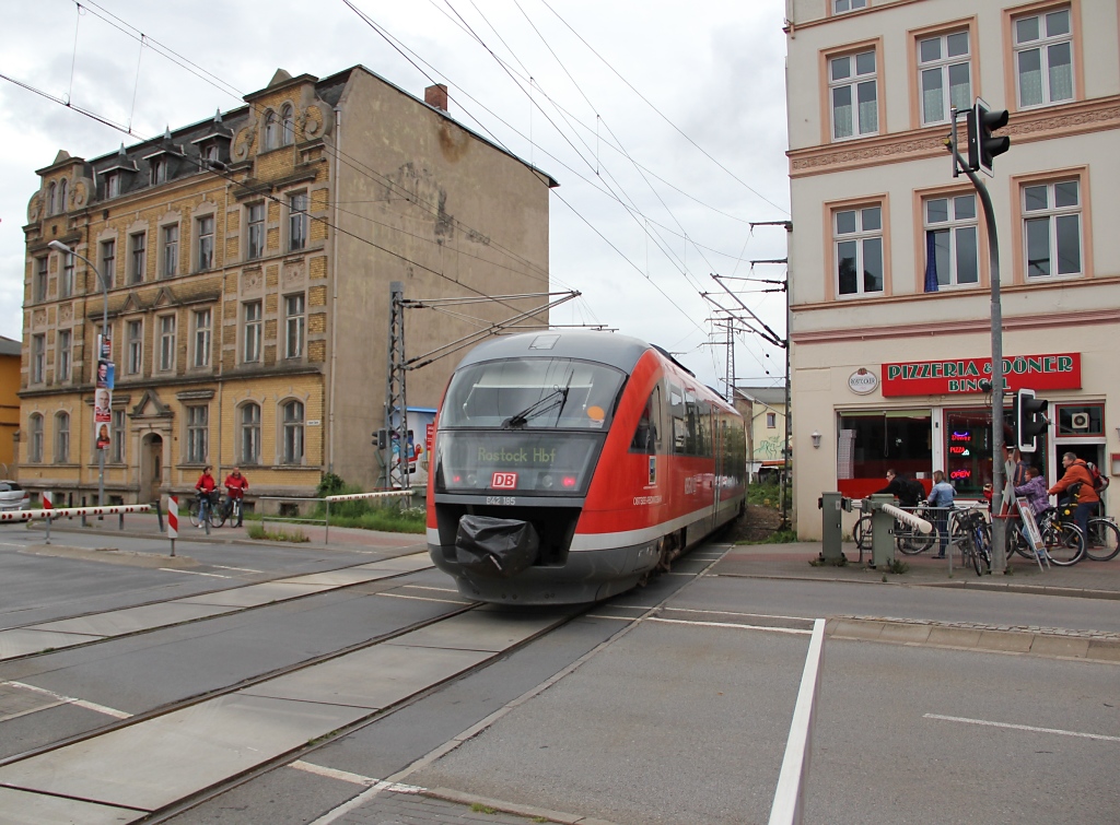 Nachdem ich in Stralsund diese Kulisse gesehen hab, wollte ich unbedingt ein Foto mit Zug davon machen. Leider hat sich nie ein besseres Motiv ergeben, so dass 642 185 nach Rostock Hbf herhalten musste. Aufgenommen am 10.08.2011.