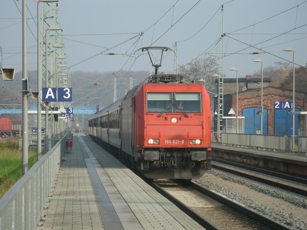 Nachdem ich,am 06.November 2011,den Bahnsteig in Bergen/Rgen,eine halbe Stunde auf und abgegangen war,kam endlich die HGK 185 631 mit dem Mller-Saufzug,von Binz nach Kln,durchgefahren.
