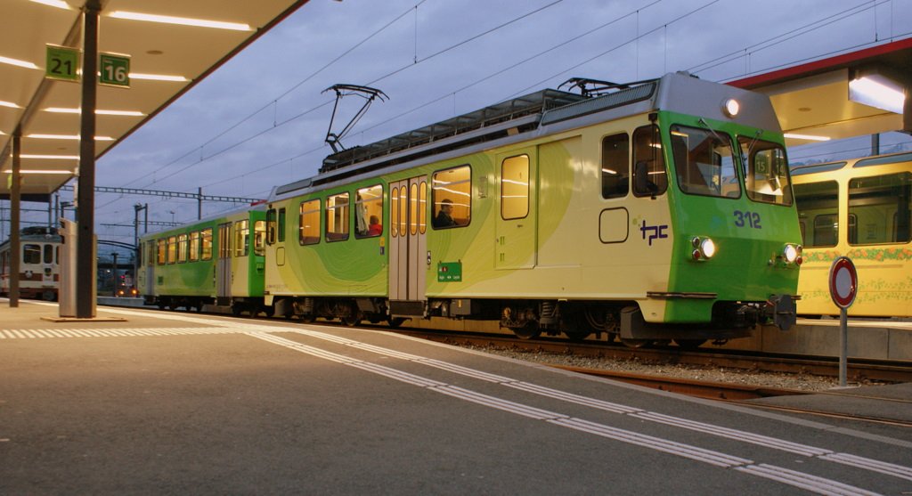 Nachdem jahrelang erfolgreich jede TPC-Bahn (AL, ASD,AOMC und BVB) mit ihre Hausfarbe ihre Verbundenheit zu den Einwohnern und Kunden der jeweils durchfahrten Tler und Regionen zeigte, hat die TPC sich nun entschlossen fr alle Bahnen ein einheitliches Farbschema anzuwenden: hier der AL BDeh 4/4 N 12 mit seinem Steuerwagen in Aigle am Morgen des 12. Dezember 2009.