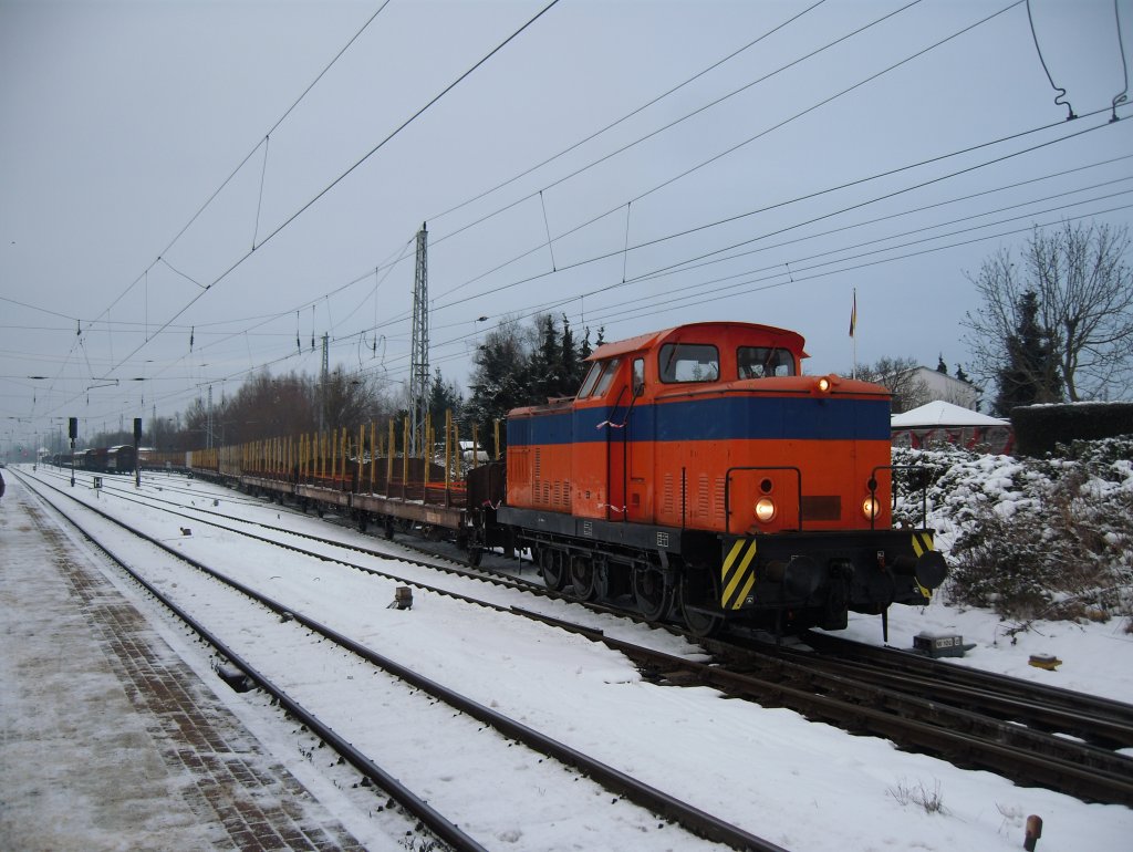 Nachdem der Leerzug von Stendal-Niedergrne nach Rostock-Bramow zurckgekehrt ist, bringt ihn die V60 in den Fracht-und Fischereihafen, wo er wieder mit Holz beladen wird. 
12.01.2010