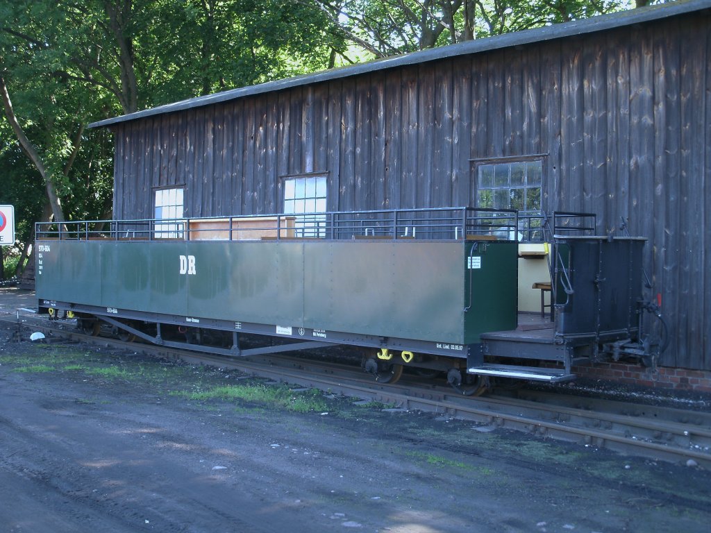 Nachdem man im letzten Jahr erfolgreich einen Aussichtswagen getestet hatte,kommt 2011 auch wieder ein Aussichtswagen zum Einsatz.Diesmal ist es der KS4 970-604 mit 26 Pltzen.Am 06.Juli 2011 stand der Wagen in Putbus.