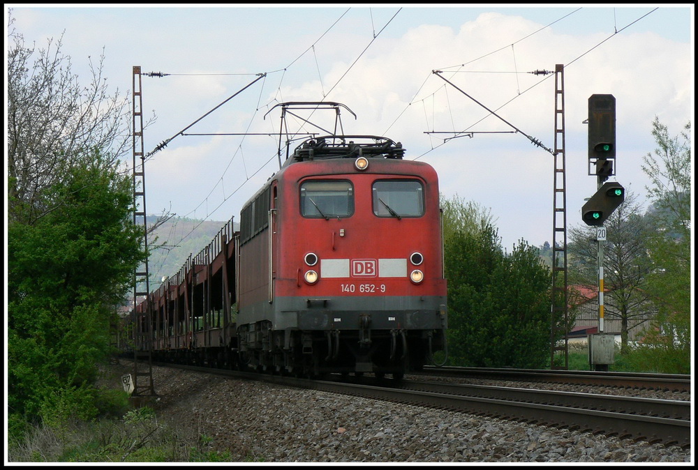 Nachdem meine Kamera f�r rund 3 Wochen kaputt war, konnte ich am 23.04.2008 endlich wieder die billige Digiknipse daheim lassen. Zum Auftakt erfreute mich zugleich die 140 652, welche eine Ladung leerer Autotransportwagen am Haken hat. Die Aufnahme entstand bei L�tzelsachsen.