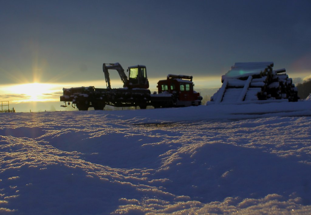 Nachdem mir die Aufnahme selbst so gut gefllt , dachte ich mir ich stelle noch eine zweite Variante ins Netz . GKB Dm 100 ( Huberts gefhrt ) in Schwanberg am Morgen des 19.Mrz. 