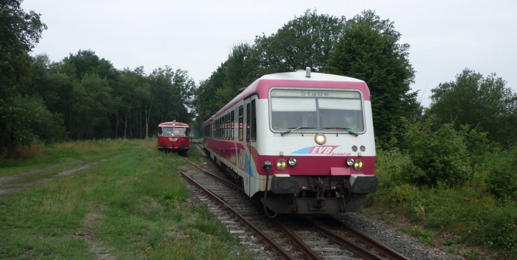 Nachdem der Moorexpress nach Bremen auf das Ausweichgleis gefahren ist, kann der Gegenzug den Betriebsbahnhof passieren. Weyerdeelen-Umbeck, 2010-08-08.