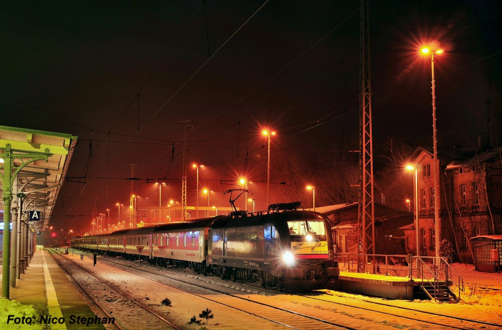 Nachdem der Nachtzug nach Bozen weg war,dauerte es nicht lange bis die an die DB vermietete ES 64 U2-074  Bosporus-Sprinter  mit AZ 13395 Hamburg-Langenfelde - Schwarzach-St.Veit am Bahnsteig 1 zum stehen kam,Berlin-Wannsee (22.10.10)