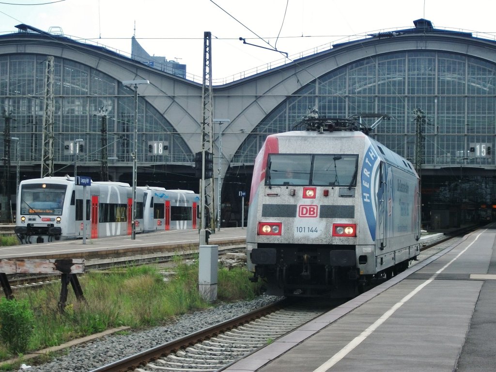 Nachdem die Rangierlok den IC wegrangiert hatte, fhrt nun auch 101 144 zum abstellplatz am BW Leipzig-West. Links verlsst noch eine MRB nach Wurzen(?) den Leipziger Hbf. 12.Mai 2012