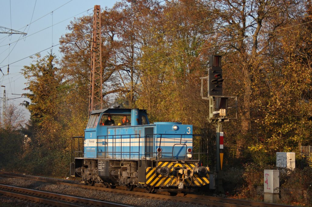 Nachdem die Rheinkalk Lok 3 in Ratingen-Lintorf die Fahrtrichtung gewechselt hatte fuhr sie wieder in Richtung ihres eigentlichem Einsatzgebietes der Kalkwerk in Wlfrath-Flandersbach.Aufgenommen am 11.11.11