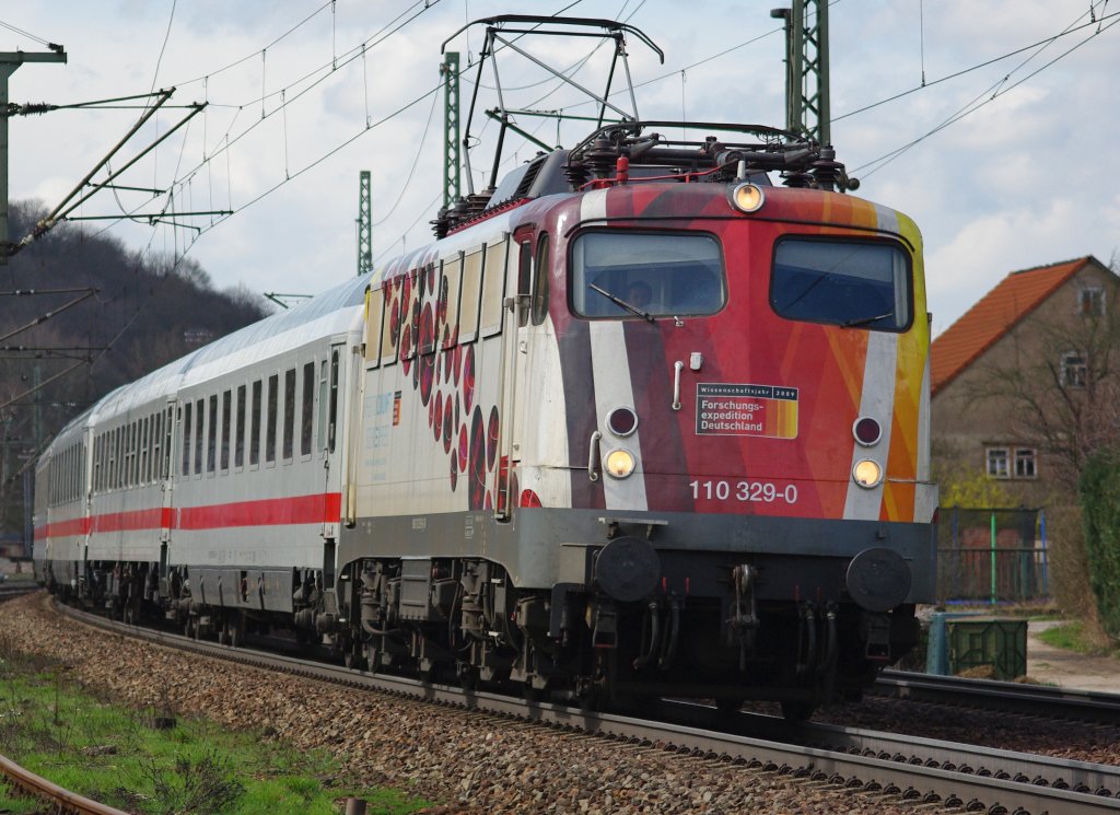 Nachdem der Science Express seine Tour lngst beendet hat, wurde eine dieser schnen alten Ladys bereits verschrottet. Bevor 110 329-0 das gleiche Schicksal ereilt haben wir sie nochmal am IC 1853 von Frankfurt Main nach Halle bei der Ausfahrt in Eisenach erwischt. Aufgenommen am 01.04.2010.