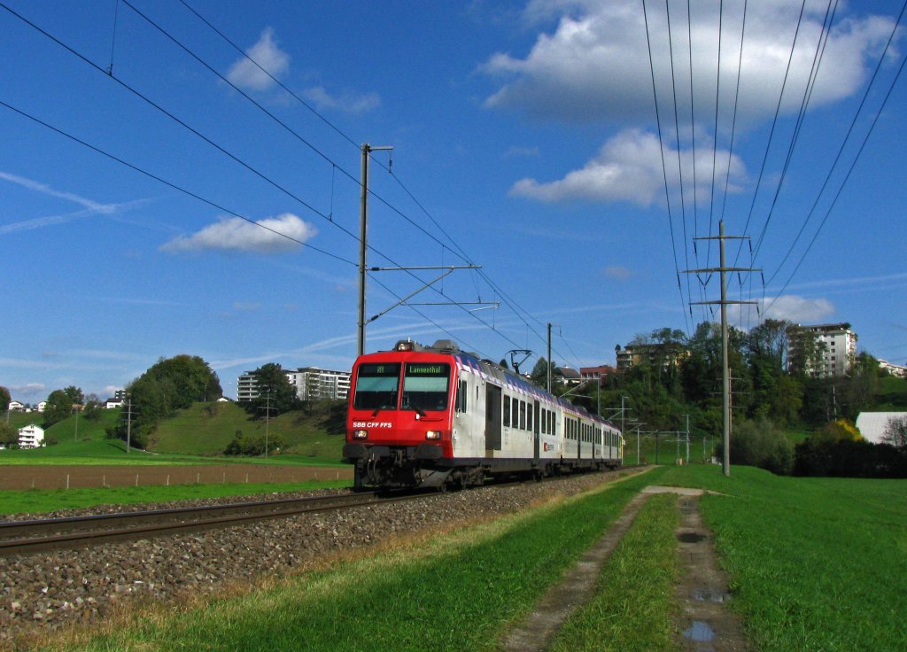 Nachdem die Seehas-NPZ whrend rund einem Jahrzehnt auf ihrer Stammstrecke zwischen Weinfelden (CH) und Engen (D) unterwegs waren, wurden sie dort von modernerem Niederflurrollmaterial ersetzt und in andere Dienste verdrngt. Die SBB, Muttergesellschaft von Thurbo, die die ehemalige Mittelthurgaubahn nach deren Liquidation 2002 bernommen hat, setzt die Zge seither bevorzugt im Luzerner Hinterland auf der Linie S6 ein. Da alle Zge mit Haltanforderungsvorrichtungen ausgestattet sind, sind sie fr diesen Einsatz wie geschaffen. Dies bleibt noch bis im kommenden Dezember so. Dann werden hier GTW RABe 526 der BLS rollen und ein neues Angebotskonzept mit Zugsflgelungen in Wolhusen schaffen. Hier ist ein ehemaliger MThB-NPZ als S6 21654 (Luzern-Langenthal) zwischen dem Portal des Zimmereggtunnels und Littau unterwegs.(21.Oktober 2010)