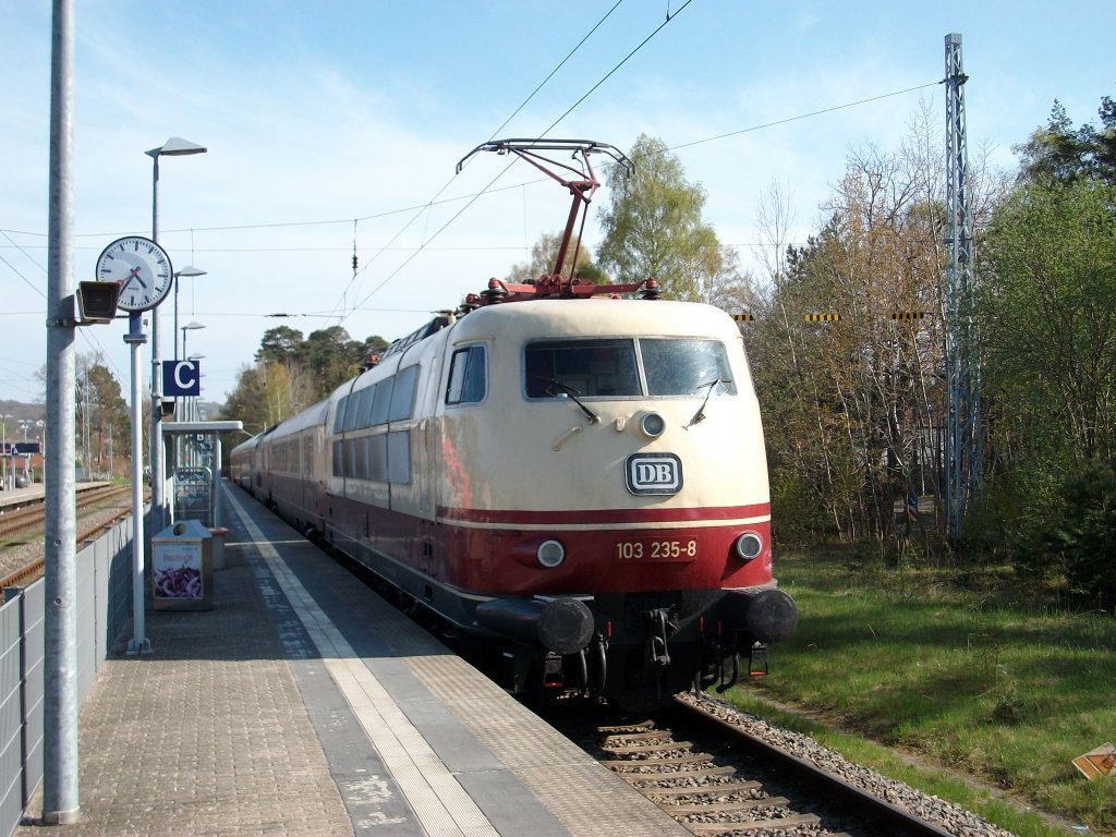Nachdem sich 103 235 am 02.Mai 2010 in Binz an das andere Zugende gesetzt hatte,ging es fr den TEE zum Abstellen nach Stralsund,wo der Zug eine Woche lang dort abgestellt stand.
