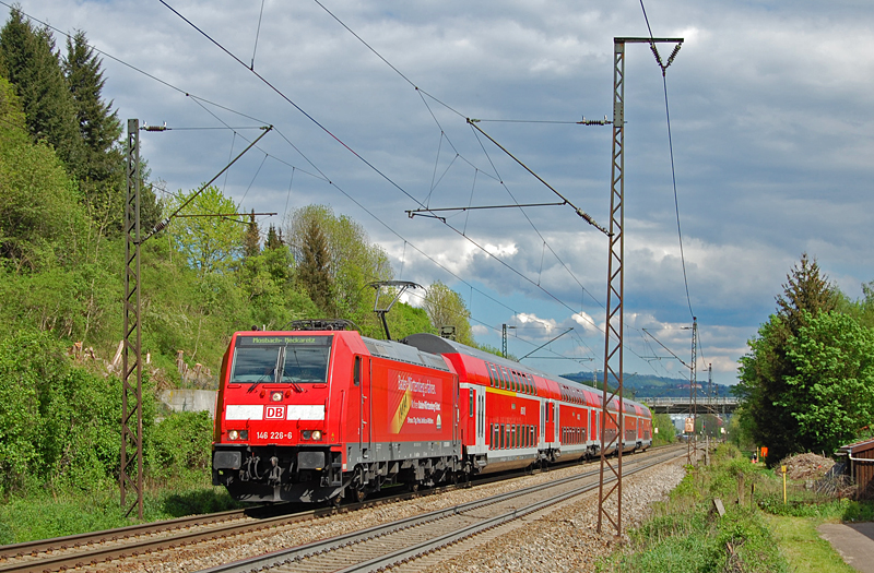 Nachdem sich die Preissystematik beim Baden-W�rttemberg �nderte, verschwanden die alten Werbeloks f�r das Ticket und andere Loks bekamen neue Werbung. Eine davon ist die Stuttgarter 146 226-6, die am 4. Mai 2012 auf der Filsbahn kurz vor dem Bahnhof G�ppingen abgelichtet werden konnte.