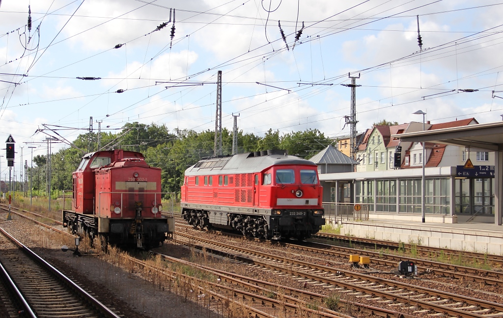 Nachdem sie ein paar Kaliwagen aus Anklam gebracht hat, setzt 232 240-2 zur�ck Richtung Rbf. Aufgenommen am 10.08.2011 in Angerm�nde.