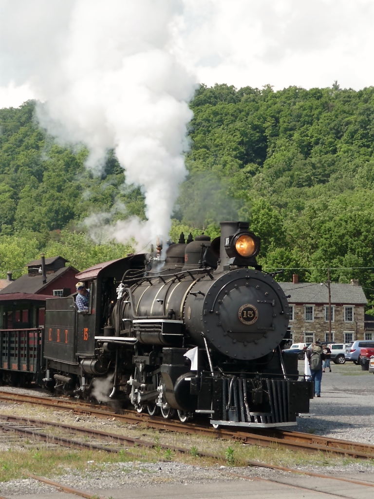 Nachdem sie ihren Zug zusammen gestellt hat, rckt EBT #15 mit lautem Pfeifen zum Bahnhof vor (Orbisonia, PA, 6.6.09). 
