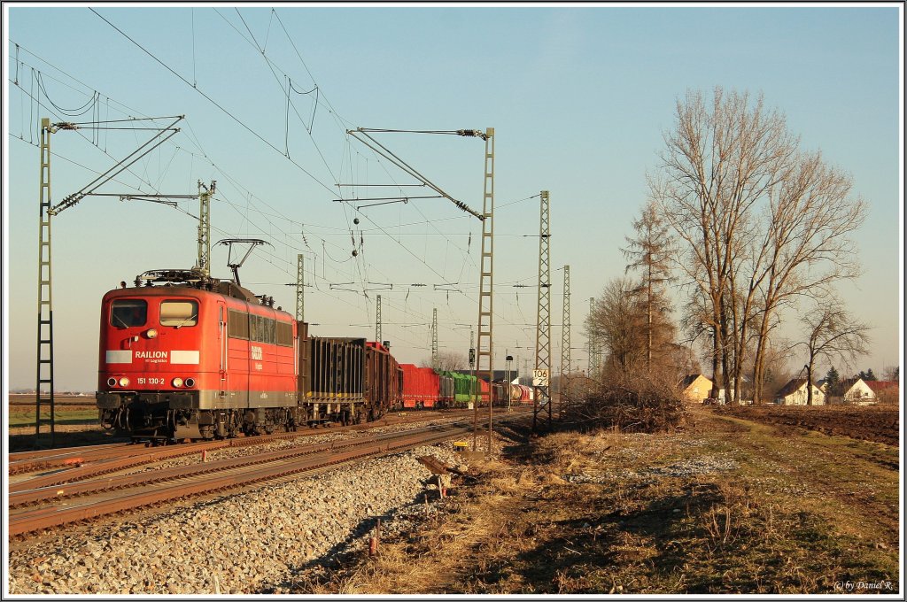 Nachdem sie in Mangolding vor dem Roten Signal warten musste, durfte sie dann auch wieder weiter. 151 130 mit einem  Mischer  von Passau gen Regensburg. (07.02.2011)