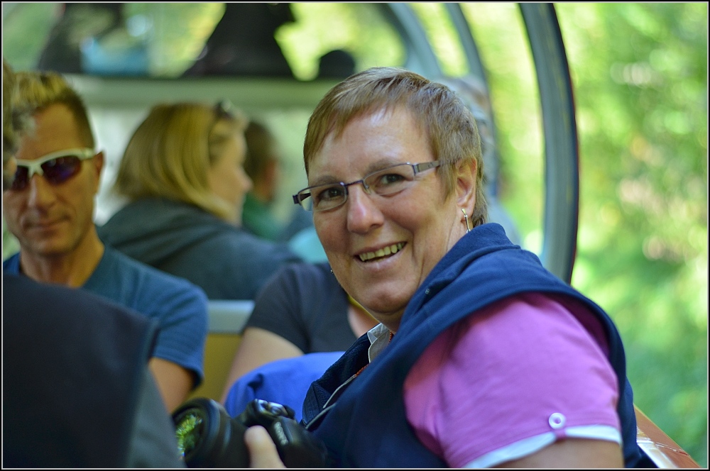 Nachdem sie mich erwischt hat freut sich Christine diebisch. Ihr Sekundant Daniel hat noch gar nicht bemerkt, dass der Erschossene zurckschiet... (Szenen eines BB-Treffens im Oktober 2011.)