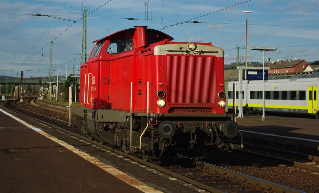 Nachdem sie mit ihrem Putzwagen in Bebra angekommen ist, setzt 212 274-5 um. Aufgenommen am 14.11.2010.