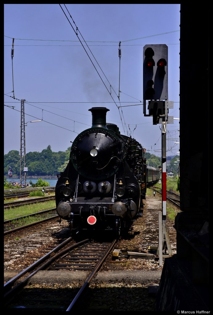 Nachdem der Sonderzug in Lindau angekommen ist, ging es gleich weiter zur Drehfahrt nach Reutin. Zuglok ist die 212 284-4 (hier nicht zu sehn), am Zugschluss lief die S 3/6 3673 (18 478) leer mit. Aufnahmedatum: 30. Juni 2012