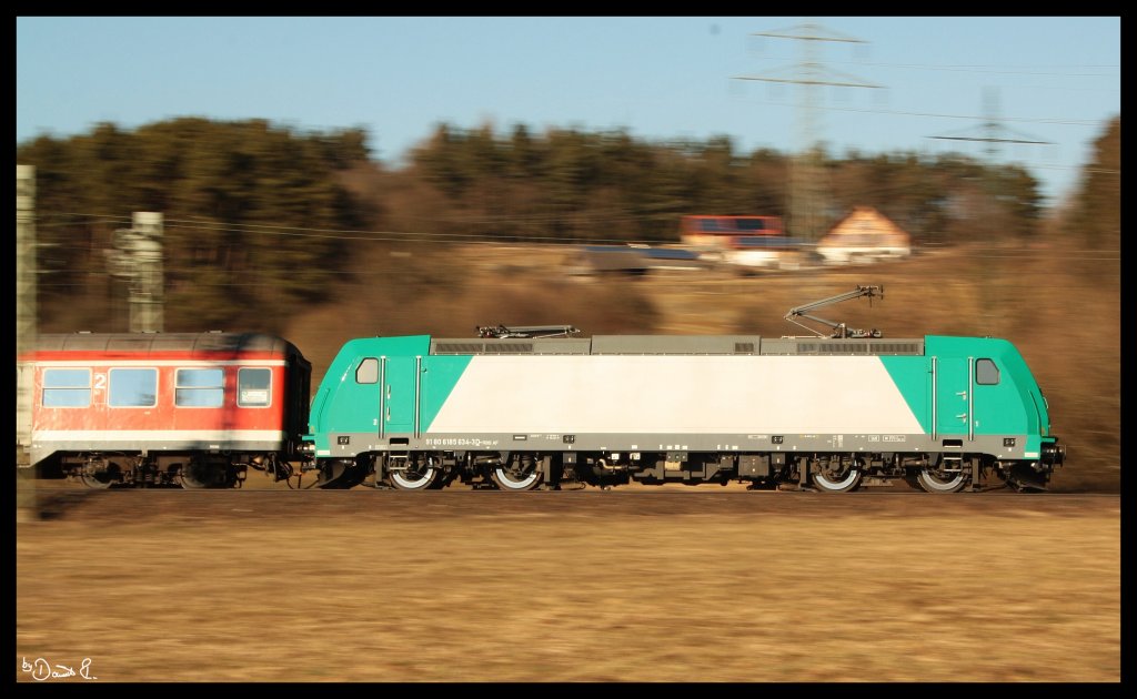 Nachdem die Strecke wieder freigegeben war musste ich nochmals einen Perspektivenwechsel machen. So findet sich 185 634 mit der S3 (Neumarkt-N�rnberg) in einer Mitzieheraufnahme wieder. (07.03.2011, P�lling)