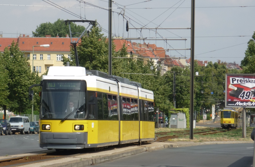 Nachdem die Tatra-Bahn die Gleisverschlingung auf der Bornholmer Brcke verlassen hat, kann dieser GT6N auf seiner Fahrt Richtung Virchow-Klinikum in diesen Bereich einfahren. Berlin, 2010-07-17.