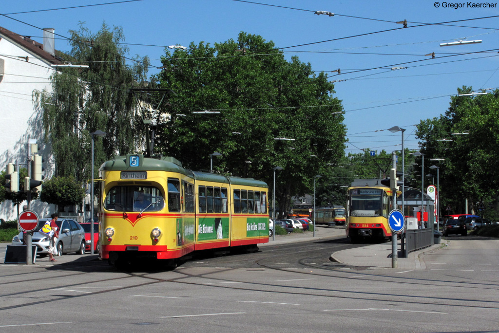 Nachdem der TW 884 das Gleisdreieck und die Station Rintheimer Strae nonstop passiert, biegt Wagen 210 in die Rintheimer Strae ein und macht sich auf den Weg zu seinem Ziel. Karlsruhe, 09.07.2011.