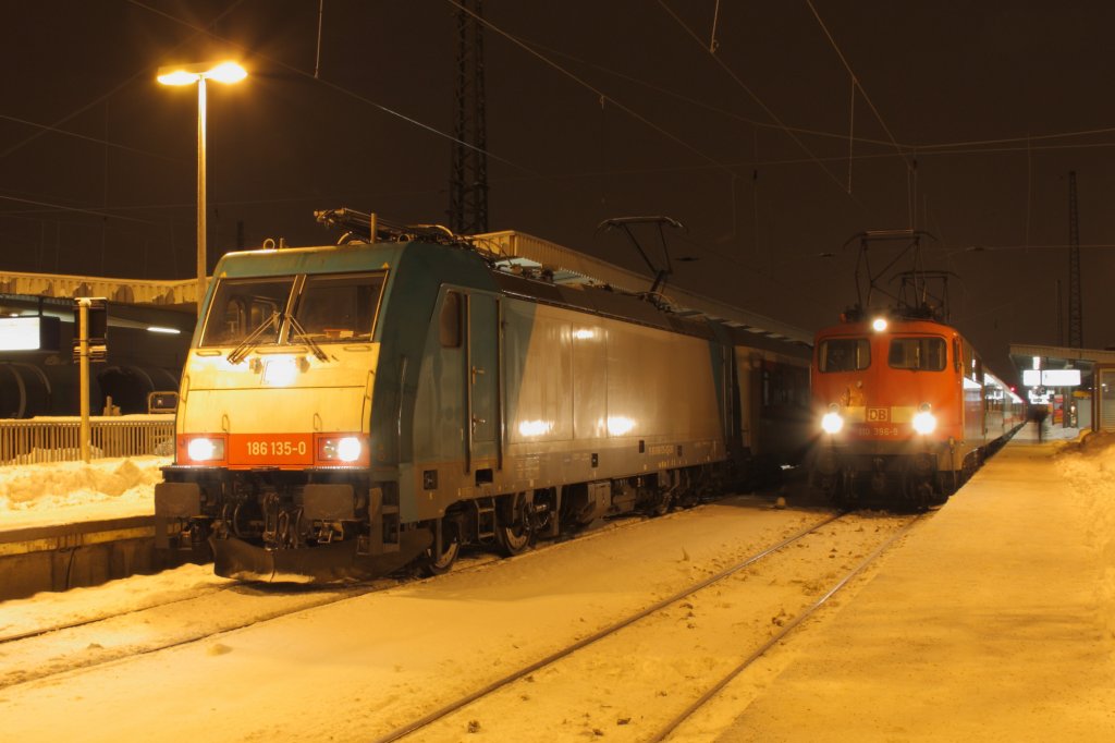Nachdem �ber die Feiertage immer eine 101 den CNL 1247 von Berlin nach M�nchen bespannt hatte, hing am 30.12.2010 endlich mal eine Lok der Baureihe 186 am Zug. Das Foto zeigt 186 135-0 in Magdeburg Hbf auf Gleis 7. 