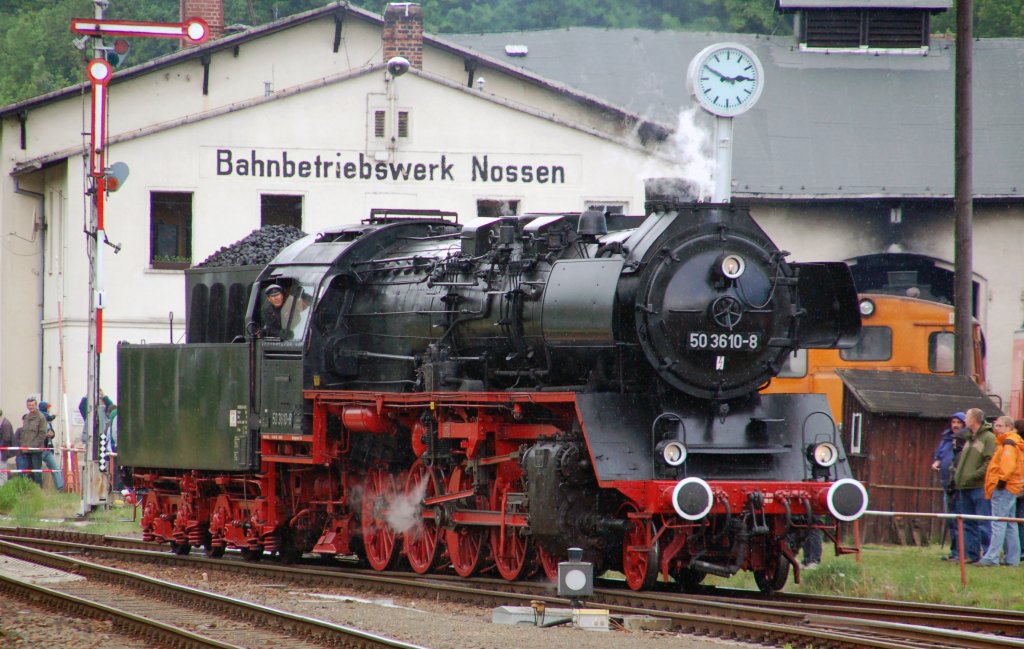 Nachdem die V 180 der WFL ins Bw einger�ckt ist, darf auch 50 3610 ins Bw Nossen fahren. Fotografiert am 15.05.11.
