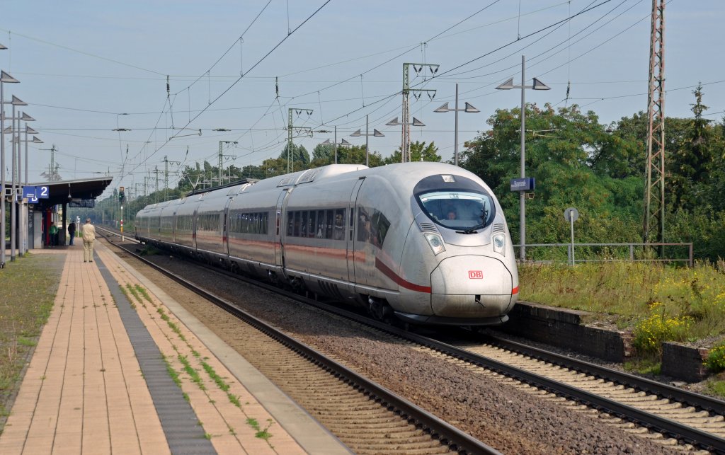 Nachdem der Velaro D 407 001 in Hannover Hbf gewendet hatte, kam er am 23.08.11 wieder zurck Richtung Sarstedt. Fotografiert in Hannover-Bismarckstrae.