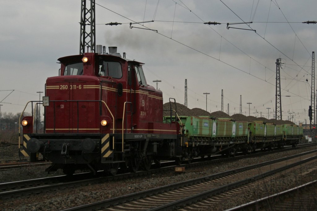 Nachdem wir Efw 221 122 verpasst hatten kam Efw 260 311 mit drei Wagen der Firma Hartungbau durch Duisburg-Bissinhgeim gedieselt