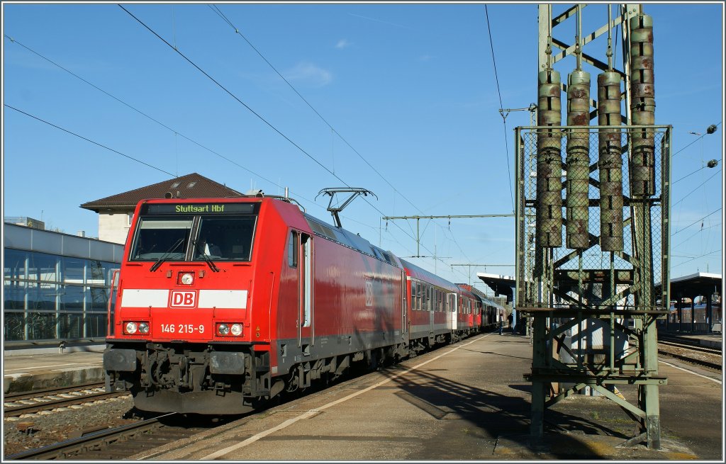 Nachdem wir leider hier nicht mehr mit Bilder der Ostalb Fotografen verwhnt werden, musste ich mir von Aalen Hbf ein eigenes Bild machen: 146 215-9 mit RE nach Stuttgart Kopfbahnhof. 
14. November 2010