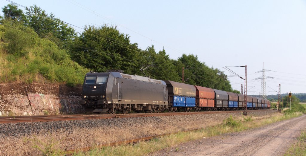 Nachdem wir den MARS Zug abgelichtet hatten zog im Blockabstand MRCE 185 547 mit einem leeren NIAG Zug an uns vorbei.
Danke an den Tf f�r den Gru�.

13.07.2013 - KBS 685 - Bahnstrecke 3230 Saarbr�cken - Karhaus