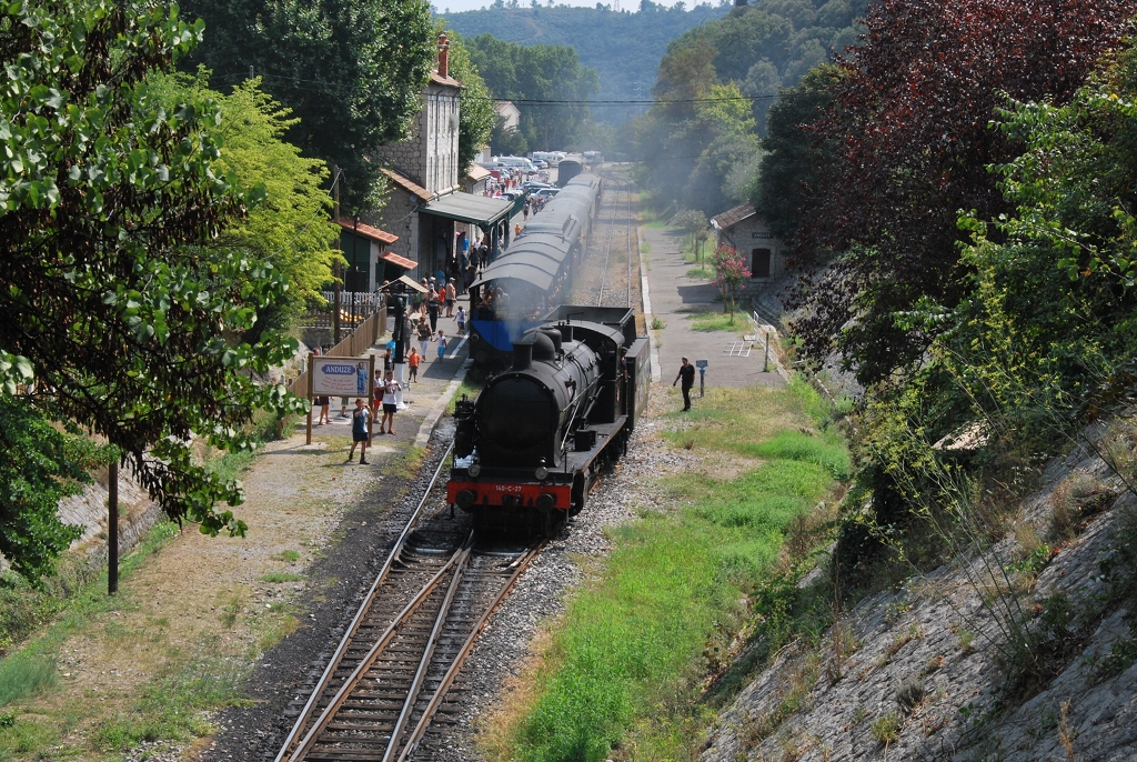 Nachdem der Zug im Bahnhof von Anduze eingetroffen ist, wird die Lokomotive 140-C-27 umgesetzt um nach ungefhr 20 Minuten wieder nach Saint-Jean-du-Gard zurck zu fahren (24. August 2011).