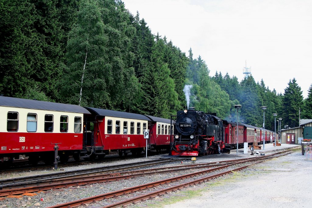 Nachdem der Zug vom Bahnhof Brocken gerade im Bahnhof Schierke eingelaufen ist, wird 99 7239 gleich den Abfahrauftrag in die Gegenrichtung bekommen. (Aufnahme vom 02.07.2010)