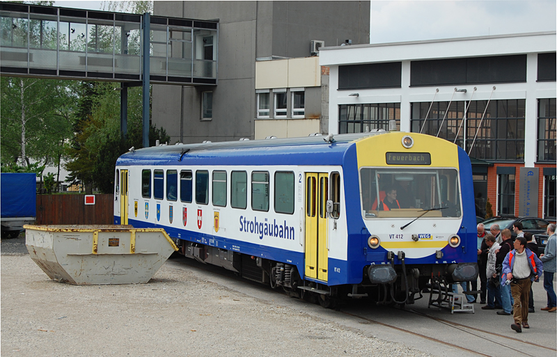 Nachdem der Zugzielanzeiger freundlicherweise vom Lokfhrer bereits auf  Feuerbach  umgestellt wurde, wartet VT 412 der WEG im Anschluss eines der letzten per Schiene bedienten Unternehmens in Feuerbach auf den Zustieg der restlichen Fahrgste, um dann als wohl einer der letzten Personenzge die Feuerbacher Industriebahn zu bereisen. Als Aufnahmedatum wurde der 12. Mai 2012 notiert. (Die Aufnahme entstand von einem ffentlichen Gehweg.)