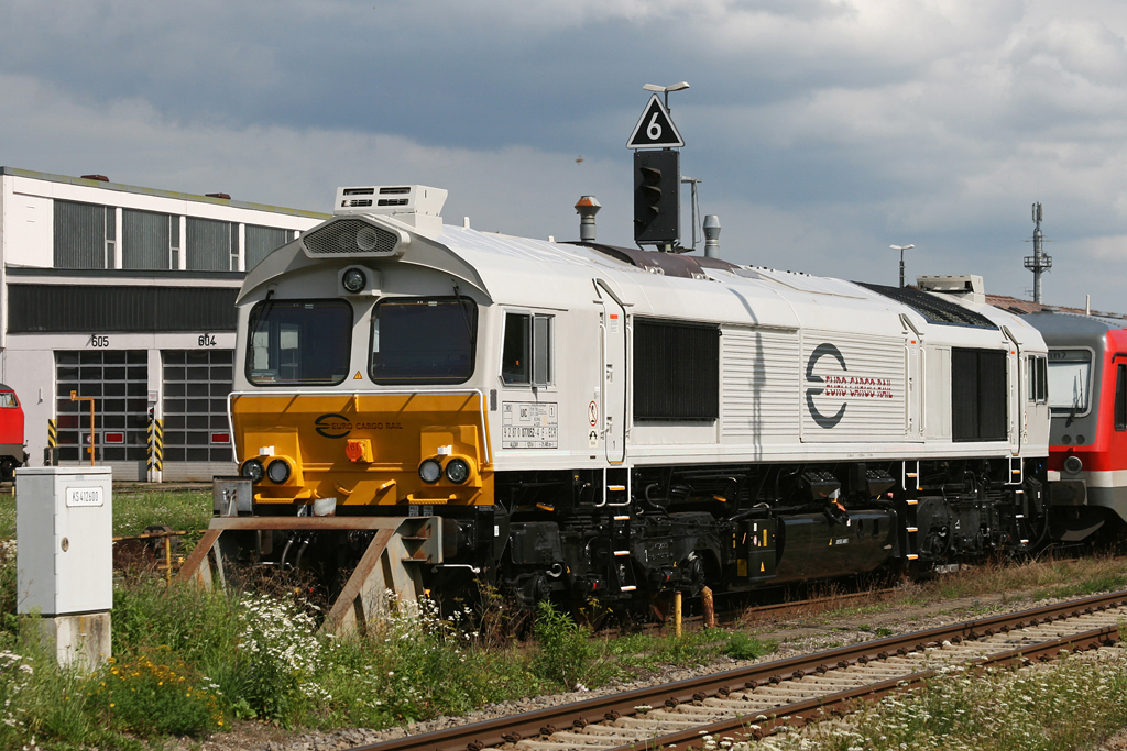 Nachfolger fr die BR 217, 225 und 233 im Dieselparadies?! Class 77 052 Euro Cargo Rail am 02.09.2010 in Mhldorf.