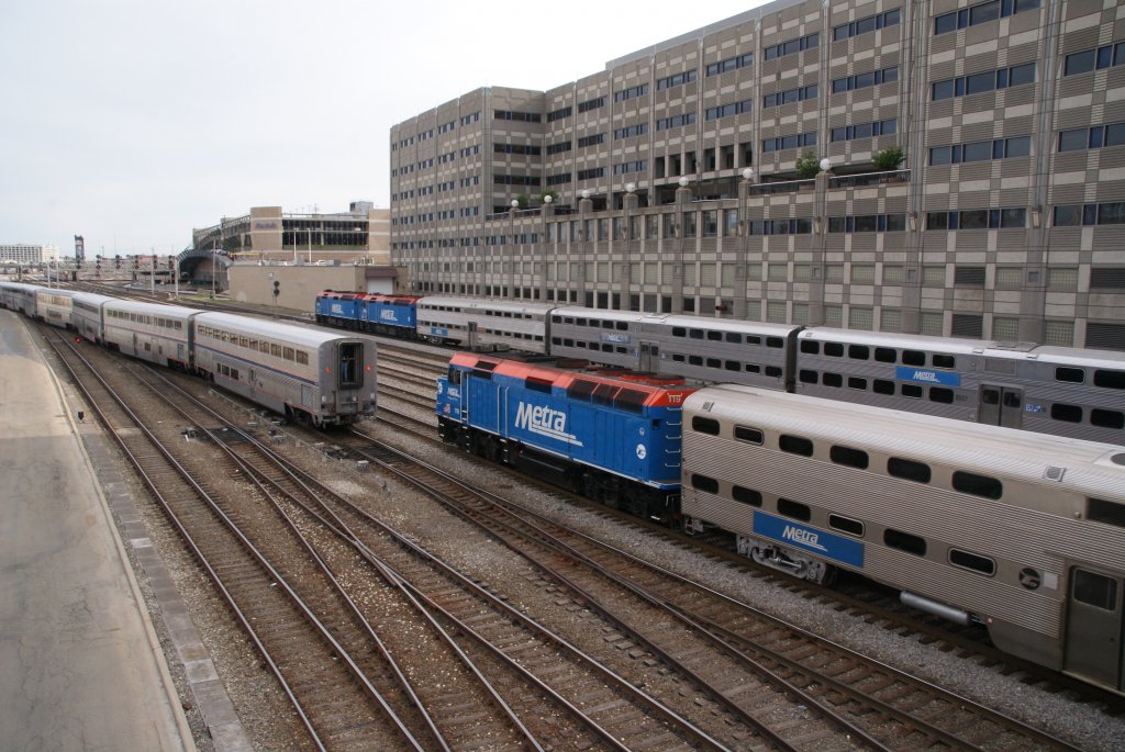 Nachmittgliche Rushhour im Vorfeld der Union-Station Chicago am 14.6.2012. Whrend ein Superliner-Zug der Amtrak bereitgestellt wird, fhrt die F40 #117 der METRA aus dem Bahnhof aus. Rechts wartet eine Doppeltraktion mit  F40 #190+189 auf Einfahrt.