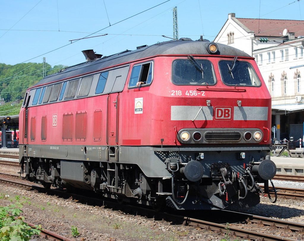 Nachschlag f�r Freunde formatf�llender Lokportraits: 218 456-2 setzt am 24.5.2010 von ihrem Umleiter-RE und konnte dabei im T�binger Bahnhof portraitiert werden.