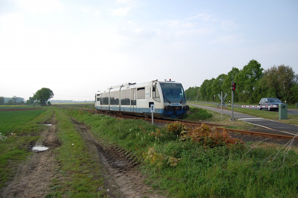 Nachschu auf den 6.013.1 der Rurtalbahn kurz nach der berquerung des Bahnbergang an der L253 zwischen Erzelbach und Tetz. Sonntag 9.5.2010