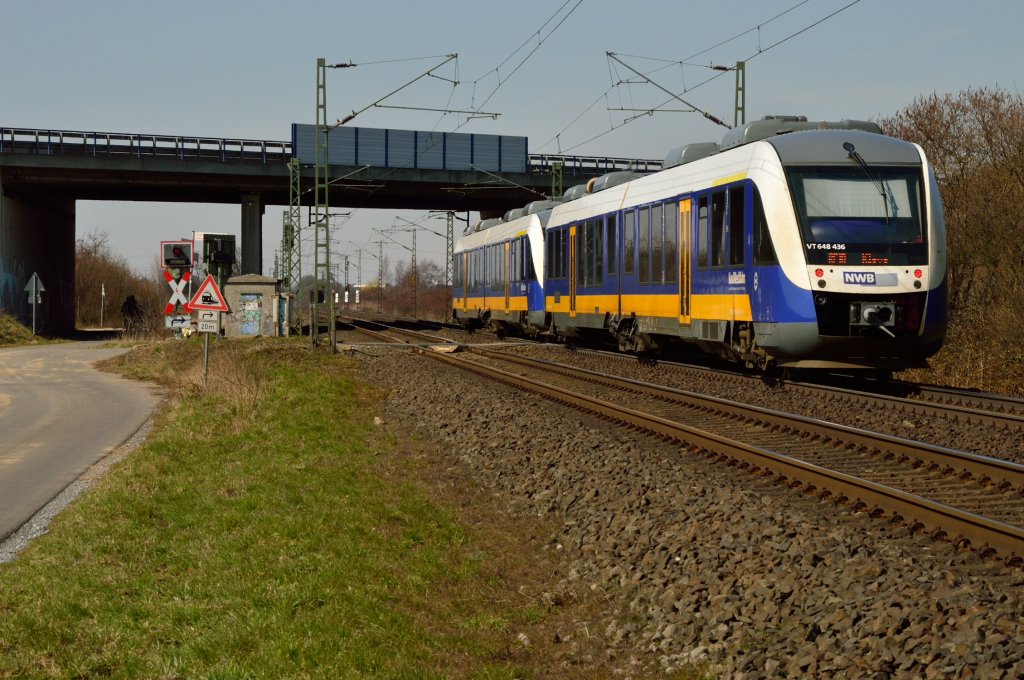 Nachschu auf einen RE 10 Zug nach Kleve der bei Meerbusch Broicherseite einen Feldwegbergang berquert und dann unter der A57 hindurch nach Osterath seinem nchsten Halt gelangt. 7.4.2013