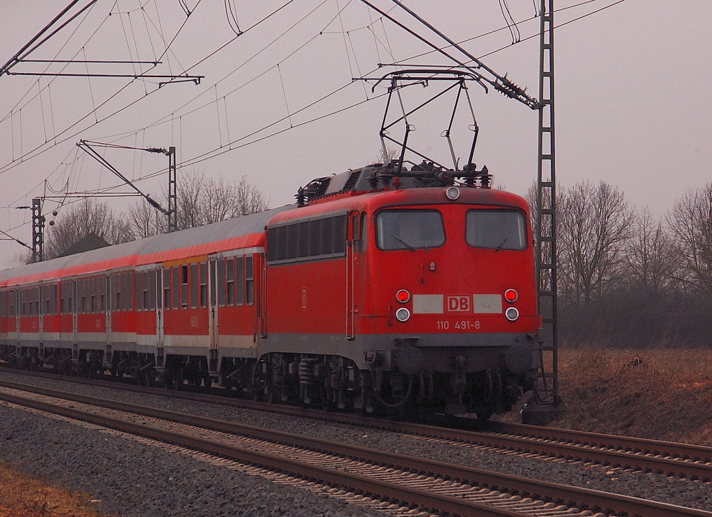 Nachschub durch die 110 491-8 erhlt der RE 4 Verstrker an diesem Mittwoch den 29. Februar 2012. als ich den Zug bei Korschenbroich abgelichtet habe.